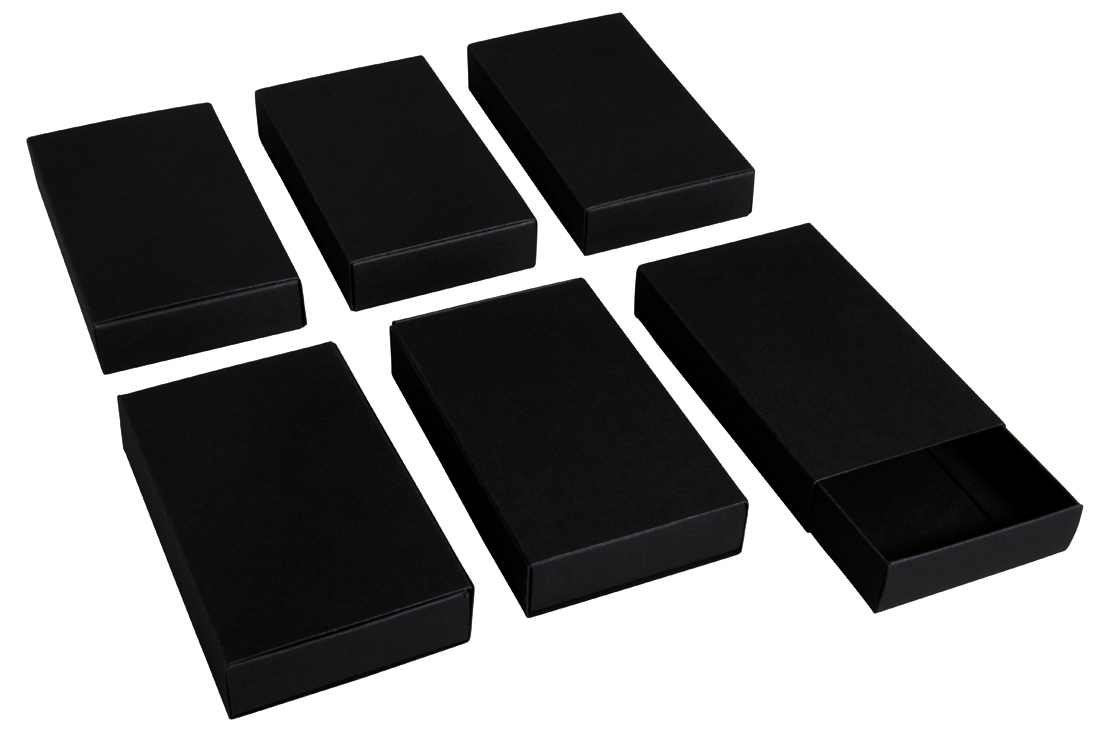 Sechs schwarze Geschenkboxen in rechteckiger Form. Eine Box ist offen und zeigt den Innenraum.