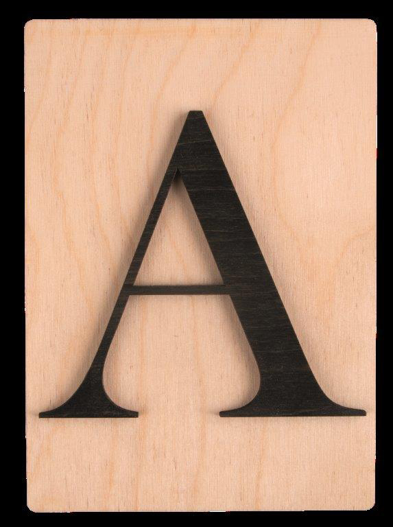 Holzplatte mit schwarzem Buchstaben A. Der Hintergrund ist hell und schlicht.