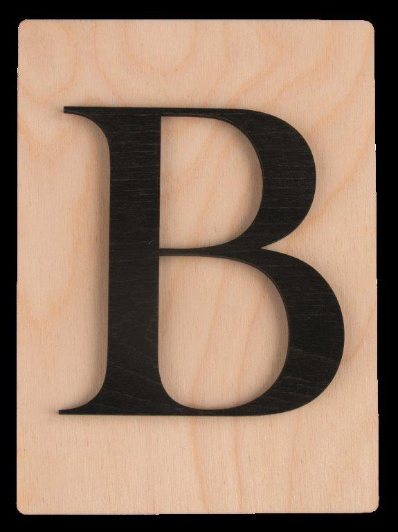 Holzplatte mit einer großen, schwarzen Buchstaben 'B'. Der Hintergrund ist hell und glatt.