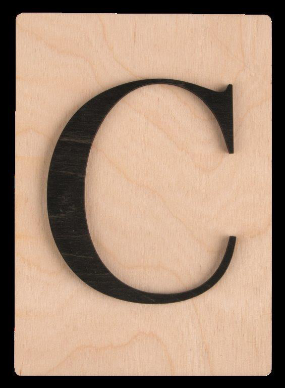 Holzplatte mit schwarzem Buchstaben C. Der Buchstabe ist groß und klar sichtbar.