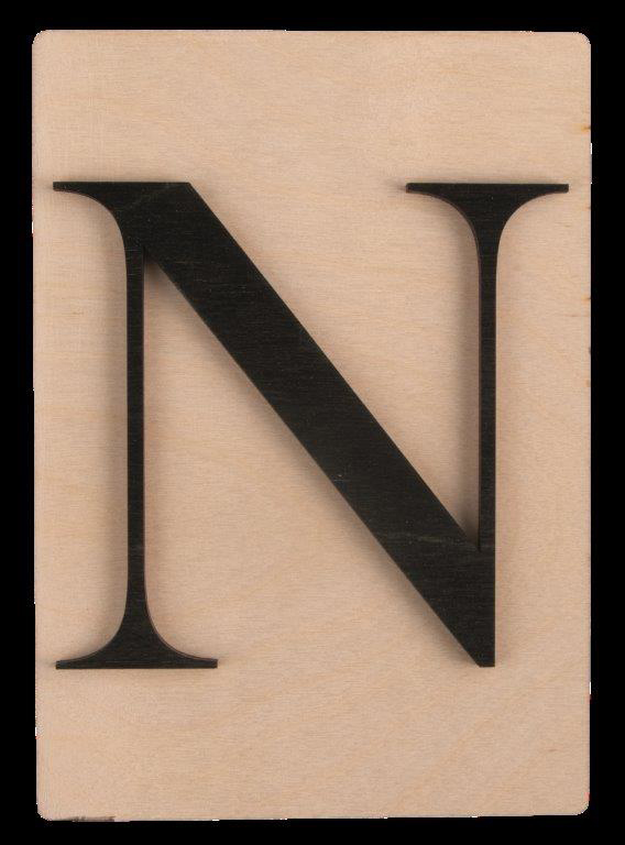 Holzplatte mit dem großen Buchstaben N in schwarzer Farbe. Der Hintergrund ist hell.