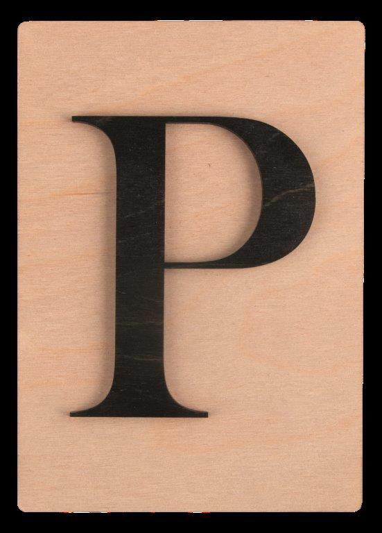 Holzplatte mit schwarzem Buchstaben P. Der Hintergrund ist hell.