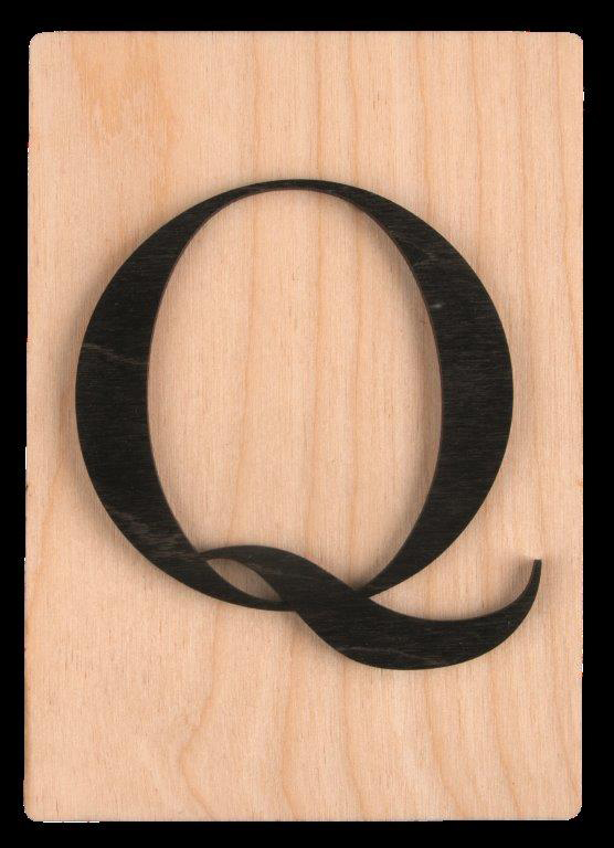 Holzplatte mit dem Buchstaben Q in schwarzer Schrift. Der Buchstabe hat eine geschwungene Form.