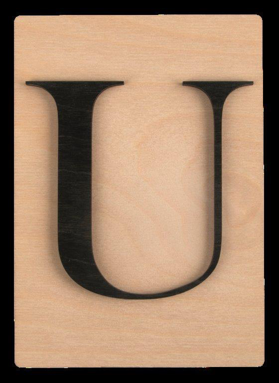 Holzplatte mit schwarzem, stilisiertem Buchstaben 'U'. Hintergrund hell, glatt.
