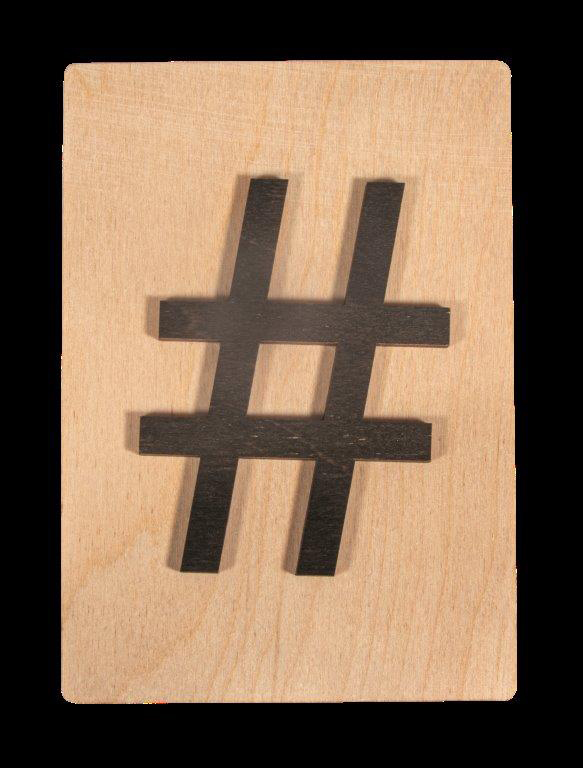 Holzplatte mit schwarzem Hashtag-Symbol. Schlichtes Design auf hellem Hintergrund.