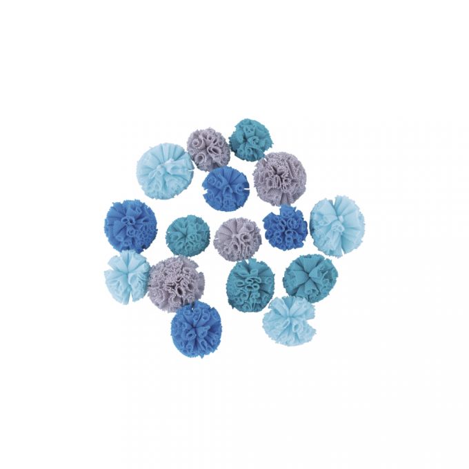 Verschiedene kleine, runde Dekorationen in Blau- und Grautönen. Textur ist weich und flauschig. Anordnung in einem Kreis.