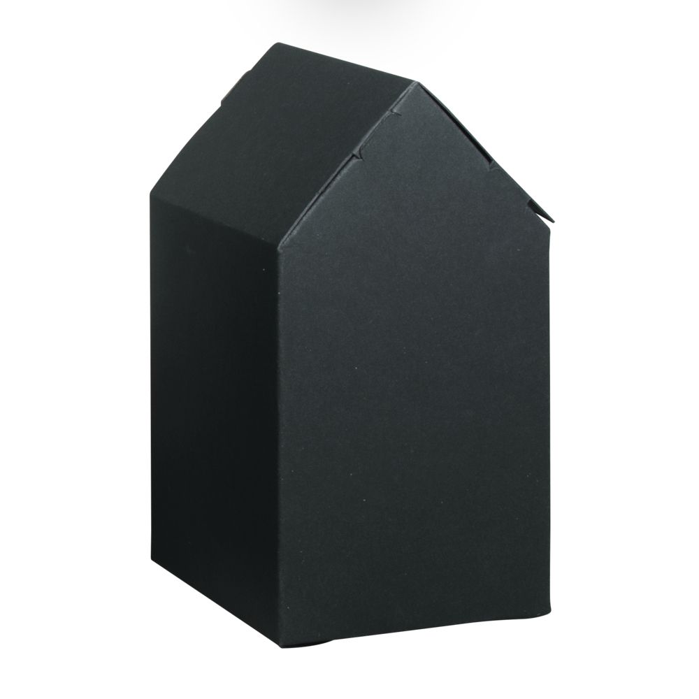 schwarze Pappbox in Form eines Hauses. Spitzdach, einfache geometrische Form. Keine weiteren Verzierungen.