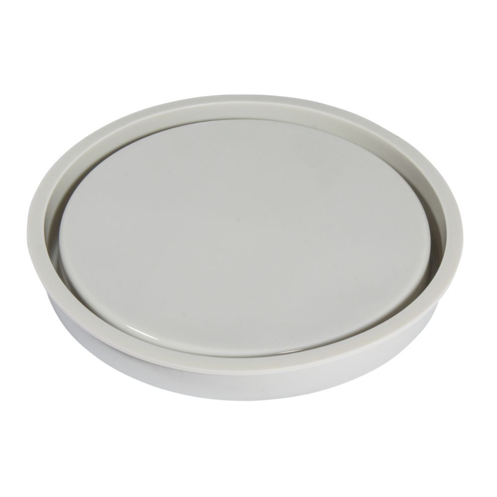 runde, flache, graue Schale mit einem leicht erhöhten Rand. Glatte Oberfläche, schlichtes Design.