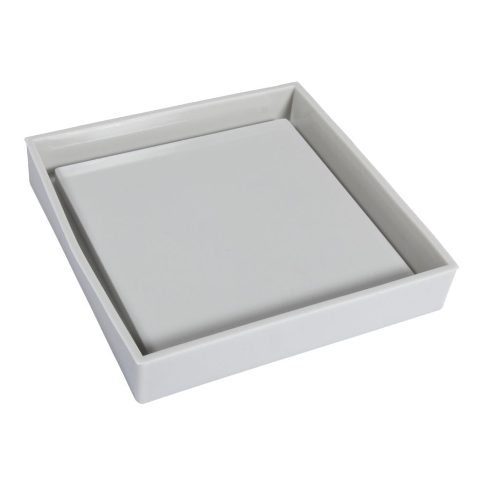 Quadratische, weiße Schale mit flachem Boden. Innenfläche ist glatt und leicht erhöht.