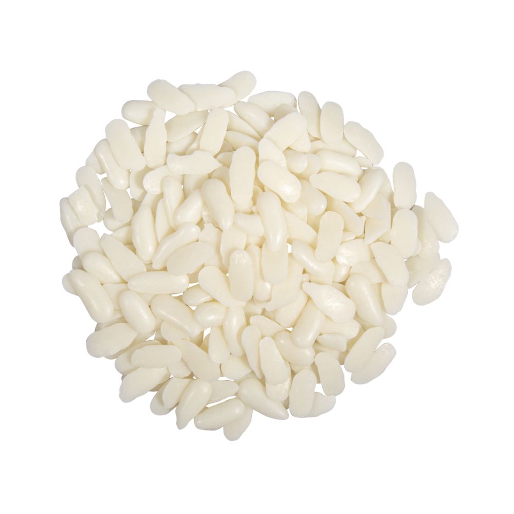Weiße, ovale Tabletten in einer unregelmäßigen Anordnung. Sie sind glatt und glänzend.