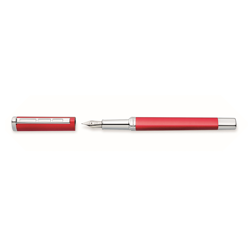 rote Füllfeder mit silberner Spitze. Kappe abgenommen. Schlichtes Design.