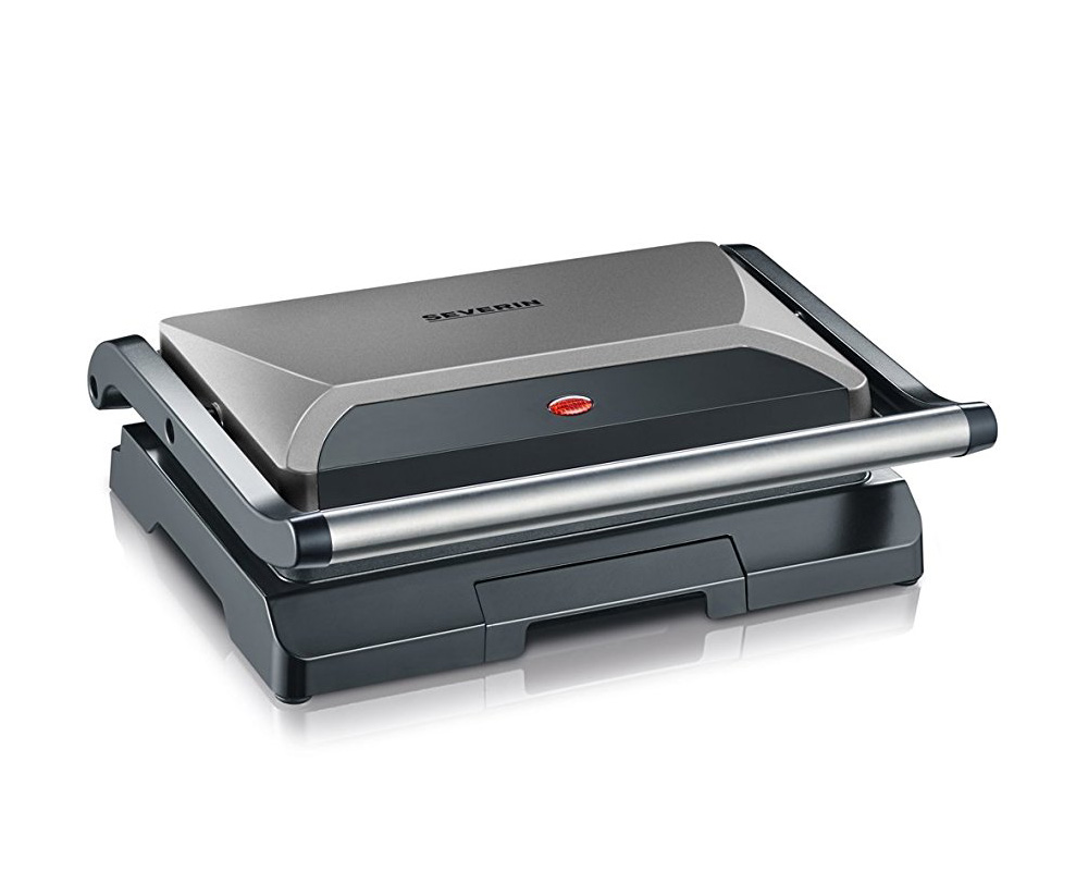 Kontaktgrill in silber und schwarz. Kompakte Bauweise mit einer glatten Grillfläche.