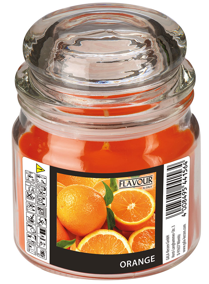 Glasbehälter mit orangefarbener Kerze. Auf dem Etikett sind frische Orangen abgebildet.