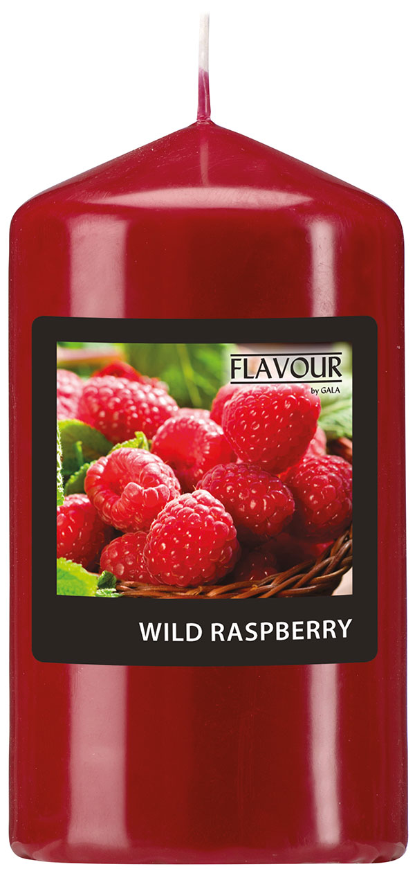 rote Kerze in Form eines Zylinders. Auf dem Etikett frische Himbeeren in einem Korb. Beschriftung: 'WILD RASPBERRY'.