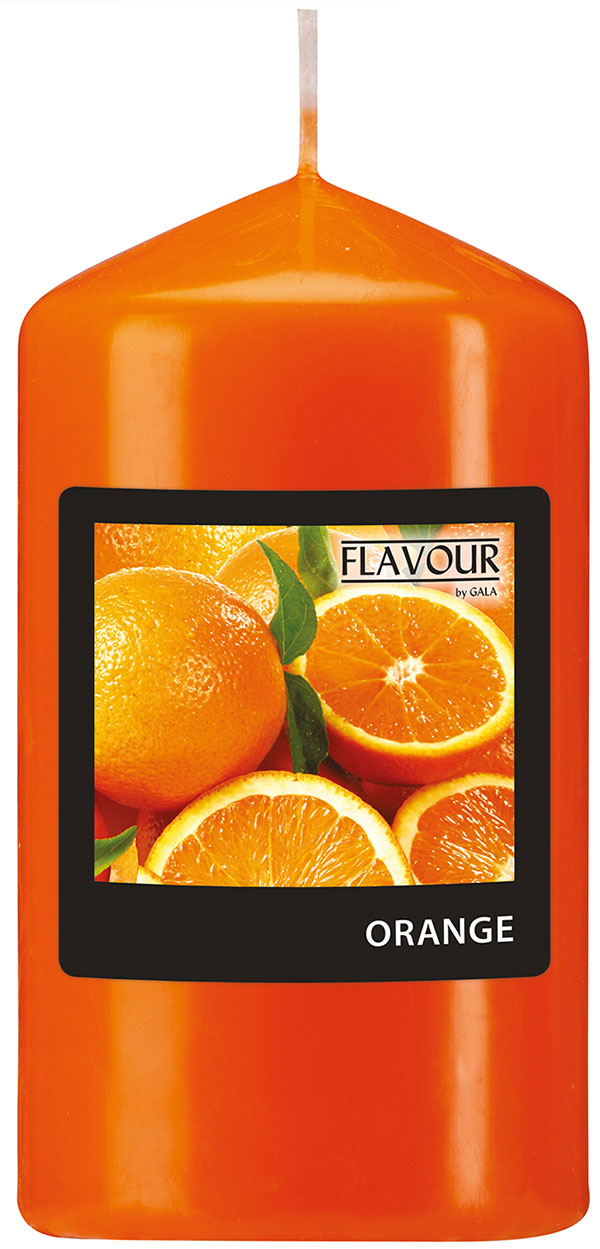 Orangefarbene Kerze in rechteckiger Form. Auf dem Etikett sind frische Orangen abgebildet.