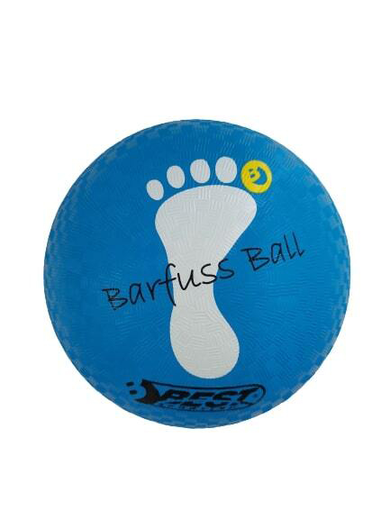 Runder blauer Ball mit Fußabdruck und dem Schriftzug 'Barfuss Ball'. Die Oberfläche ist strukturiert.