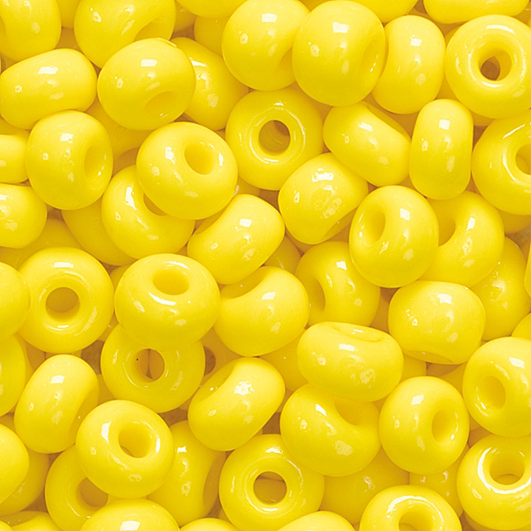 Gelbe Perlen in runder Form. Glänzende Oberfläche, viele Perlen liegen dicht beieinander.