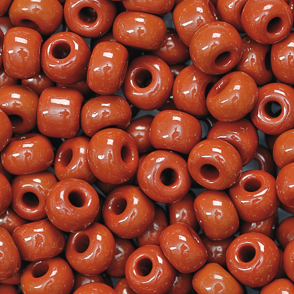 Runde, orangefarbene Perlen mit einem Loch in der Mitte. Glänzende Oberfläche, gleichmäßige Form.