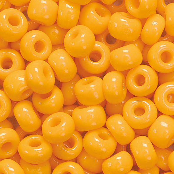 Viele orangefarbene Perlen mit einem Loch in der Mitte. Glänzende Oberfläche, runde Form.