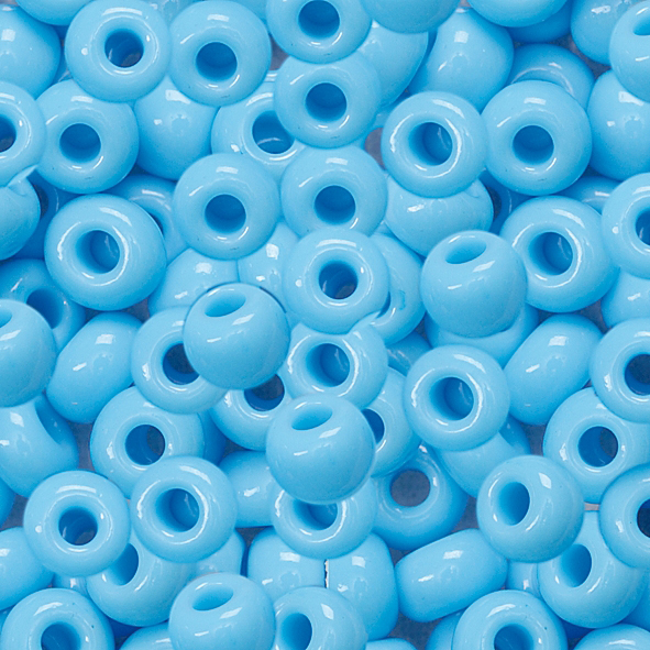 Bunte, runde Perlen in hellblau. Glänzende Oberfläche, verschiedene Größen.