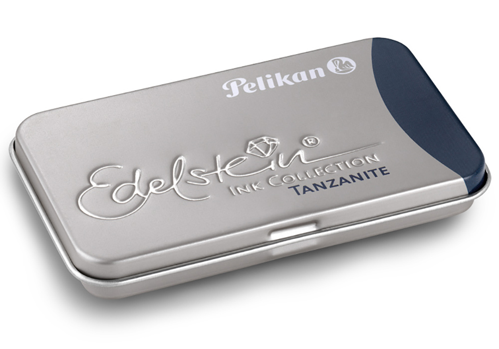 Metallbox für Tinte. Silberne Oberfläche mit blauer Ecke. Beschriftung: 'Edelstein Ink Collection Tanzanite'.