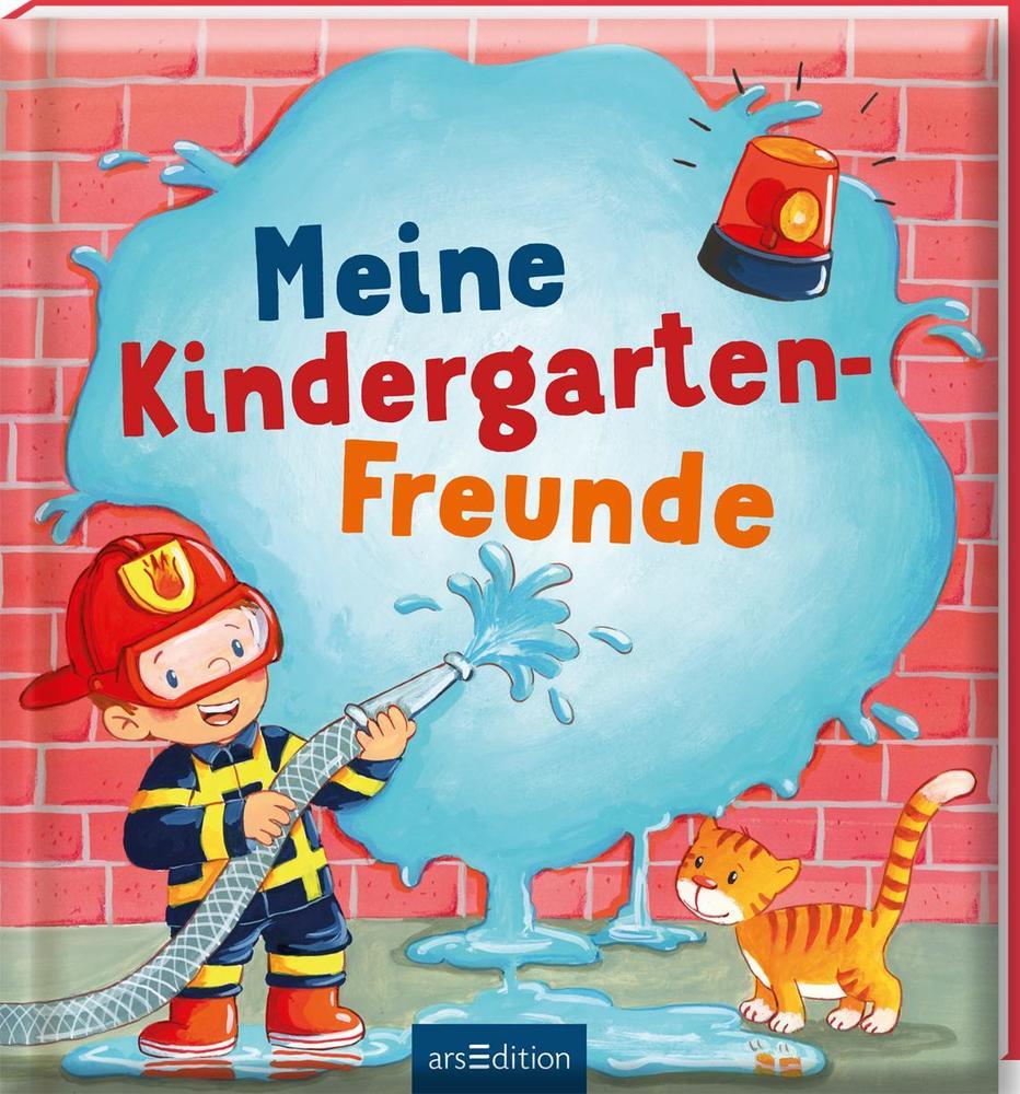 Buchcover mit dem Titel 'Meine Kindergarten-Freunde'. Ein Junge in Feuerwehruniform hält einen Schlauch. Wasser spritzt aus dem Schlauch. Neben ihm steht eine orangefarbene Katze. Hintergrund in hellblau und rot.