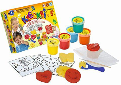 Bastelset mit verschiedenen Knetfarben in Bechern. Enthält Formen, Werkzeuge und Ausmalbilder. Verpackung zeigt Kinder beim Spielen.