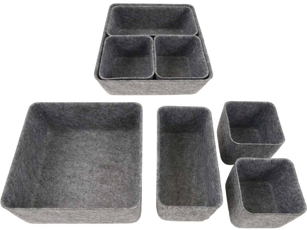 Set aus grauen Filzkörben. Fünf Körbe in verschiedenen Größen. Quadratische und rechteckige Formen. Weiches, strukturiertes Material.