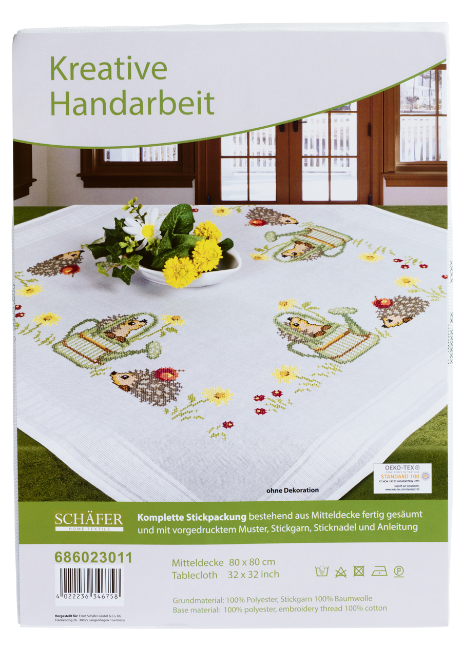 Tischdecke mit bunten Stickmotiven von Igeln und Blumen. Größe 80 x 80 cm, aus Polyester und Baumwolle.