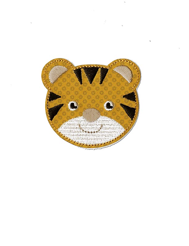 Aufnäher in Form eines Tigerkopfes. Gelbe Farbe mit schwarzen Streifen und einem lächelnden Gesicht.