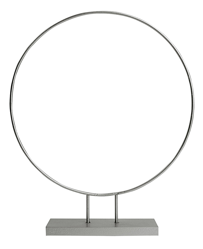 Ein runder Metallring auf einem stabilen Sockel. Schlichtes Design, minimalistisch.