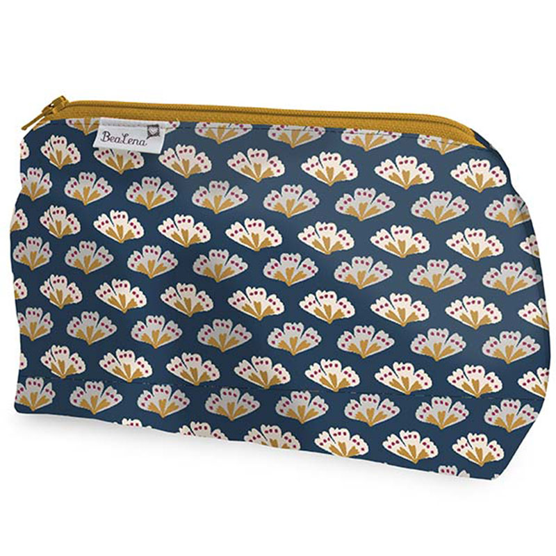 Kosmetiktasche mit floralem Muster in Blau, Gold und Weiß. Reißverschluss oben.