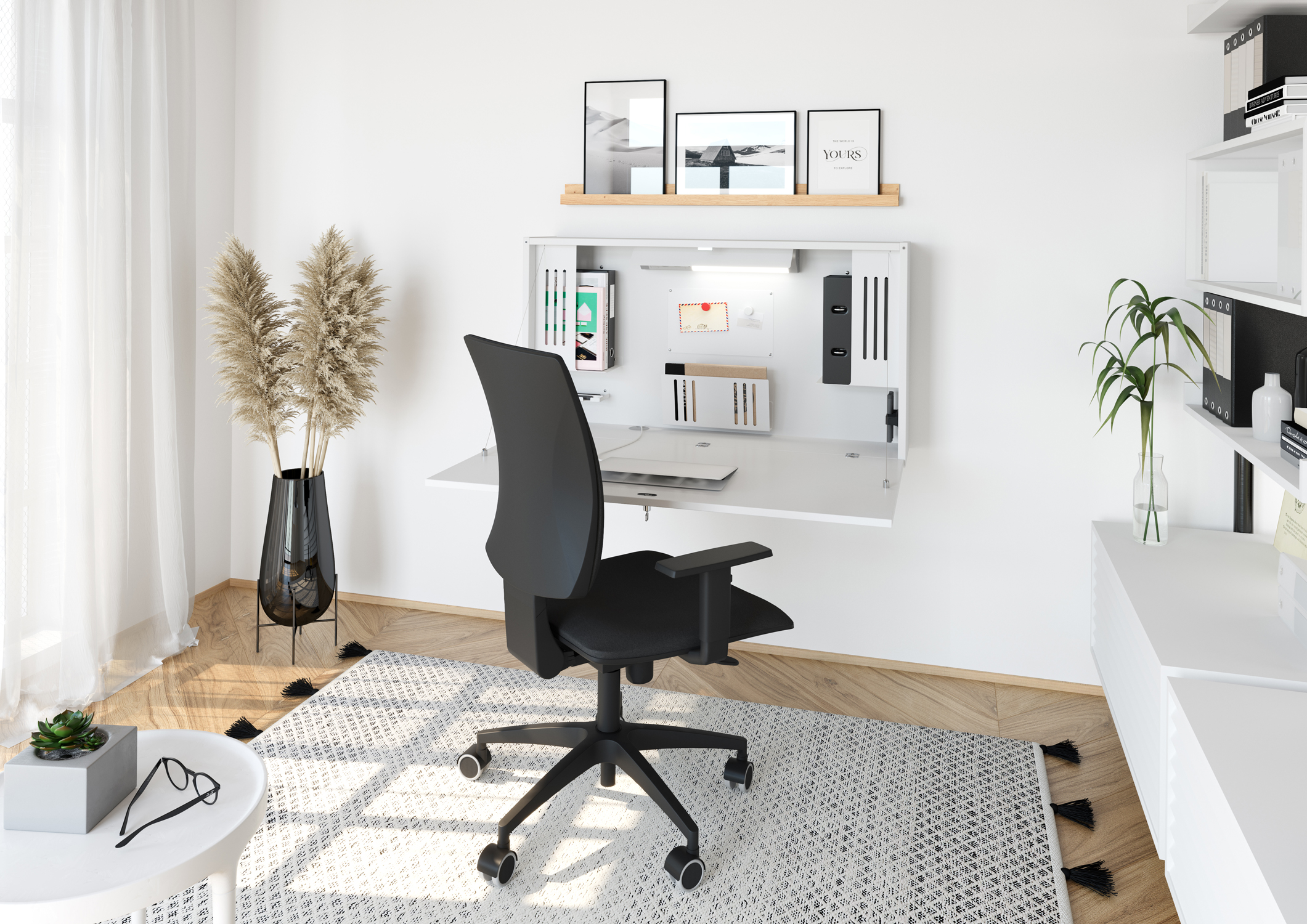 Moderne Büroecke mit einem weißen Schreibtisch. Schwarzer Bürostuhl mit Armlehnen. Wandregal mit Bilderrahmen. Pflanze in schwarzem Topf. Heller Teppich auf Holzboden.
