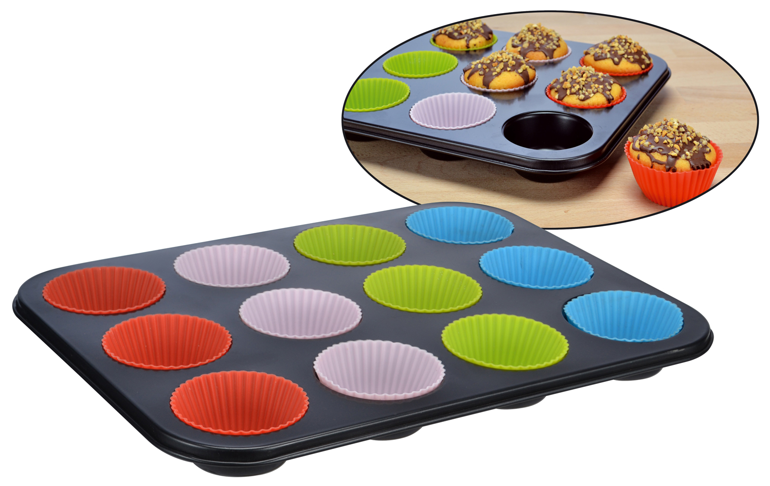 Muffinblech mit bunten Silikonförmchen. Förmchen in verschiedenen Farben, einige mit gebackenen Muffins.