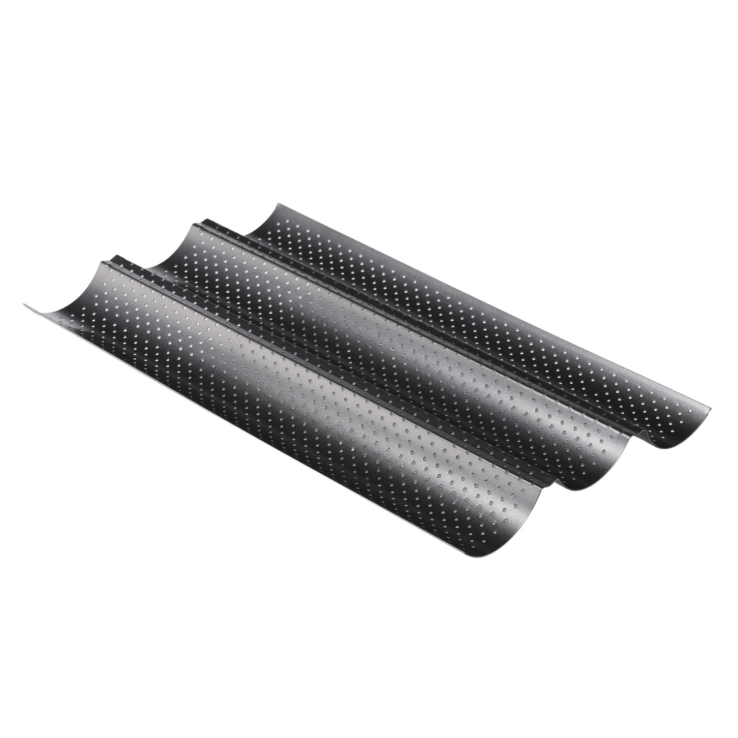 Drei schwarze Backbleche mit Löchern. Sie sind flach und haben eine gewölbte Form.