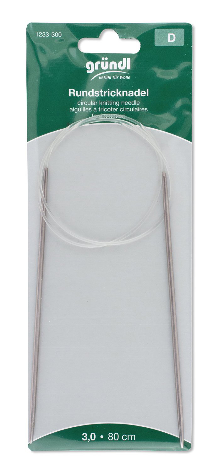 Rundstricknadel in Verpackung. Länge 80 cm, Durchmesser 3,0 mm. Metallspitzen, transparente Schnur.