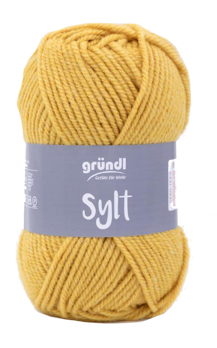 Wollknäuel in senfgelber Farbe. Beschriftung mit dem Namen 'Sylt' auf grauem Etikett.