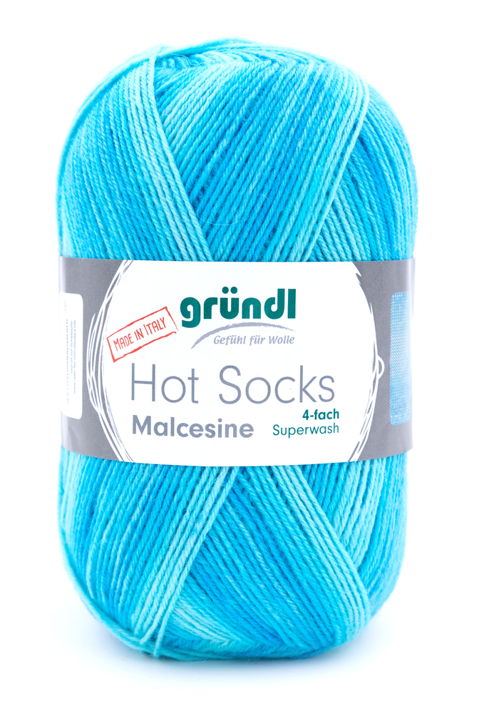 Wolle in Türkisfarben für Socken. Verpackung mit dem Aufdruck 'Hot Socks Malcesine'.