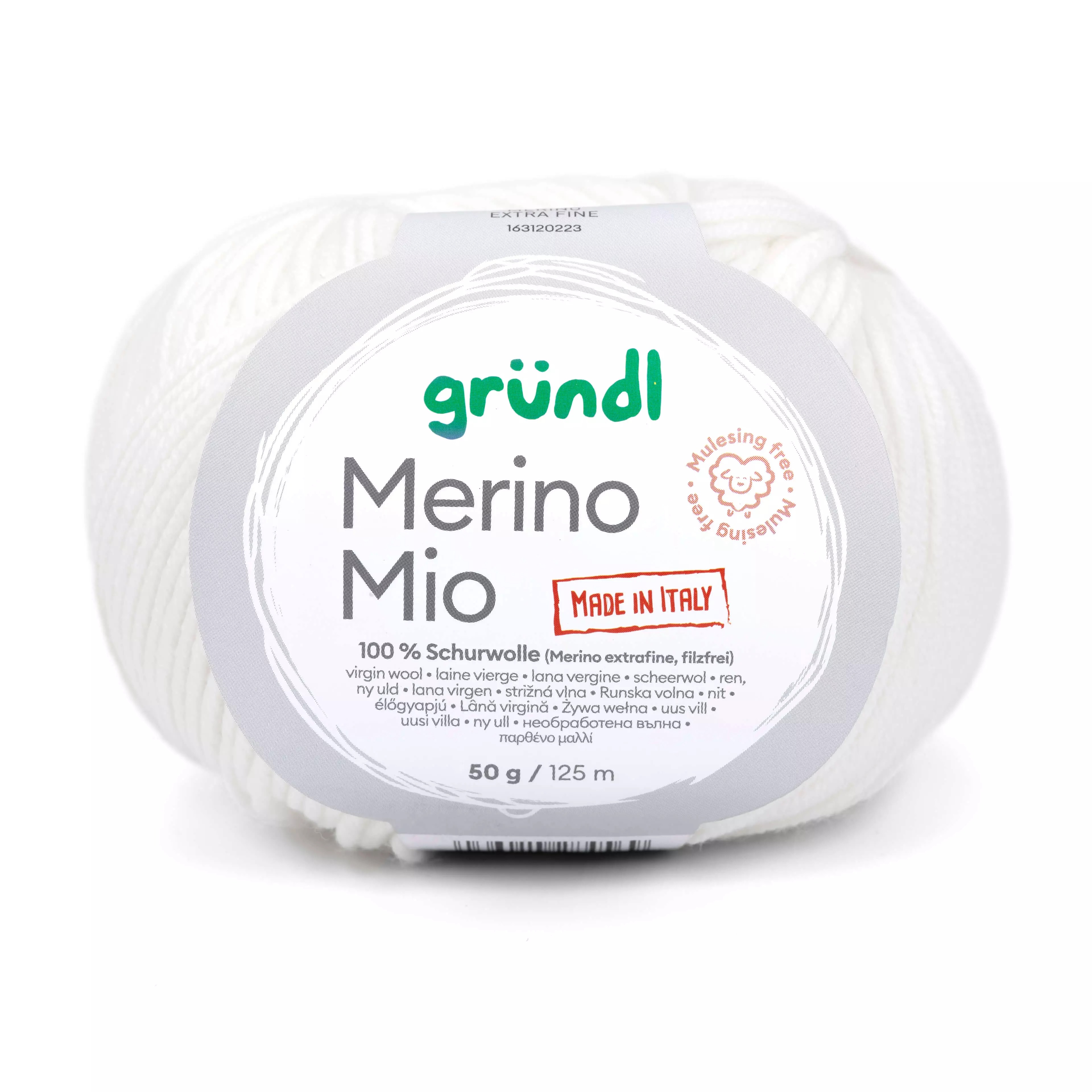 Weißes Garn in einem runden Knäuel. Beschriftung mit Produktname und Materialangaben.