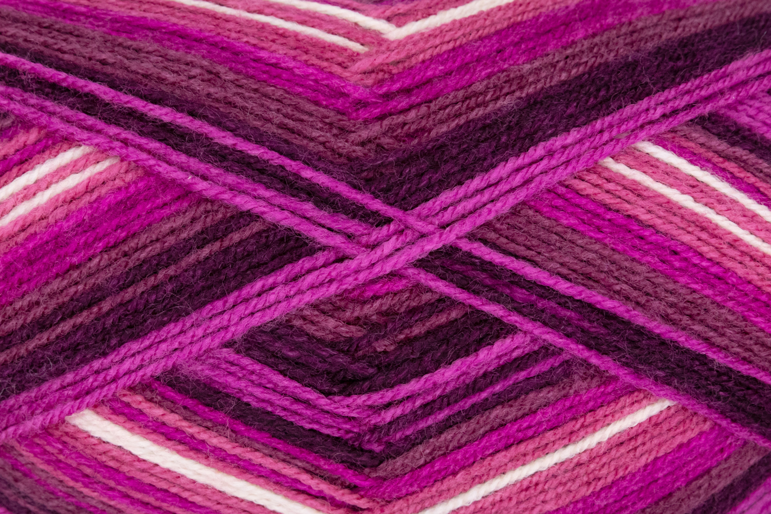 Garn in verschiedenen Pinktönen mit Streifen. Weiche Textur, geeignet für Strick- oder Häkelprojekte.