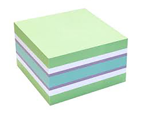 Quadratischer Block in verschiedenen Grüntönen mit mehreren horizontalen Streifen. Die Farben sind sanft und harmonisch.