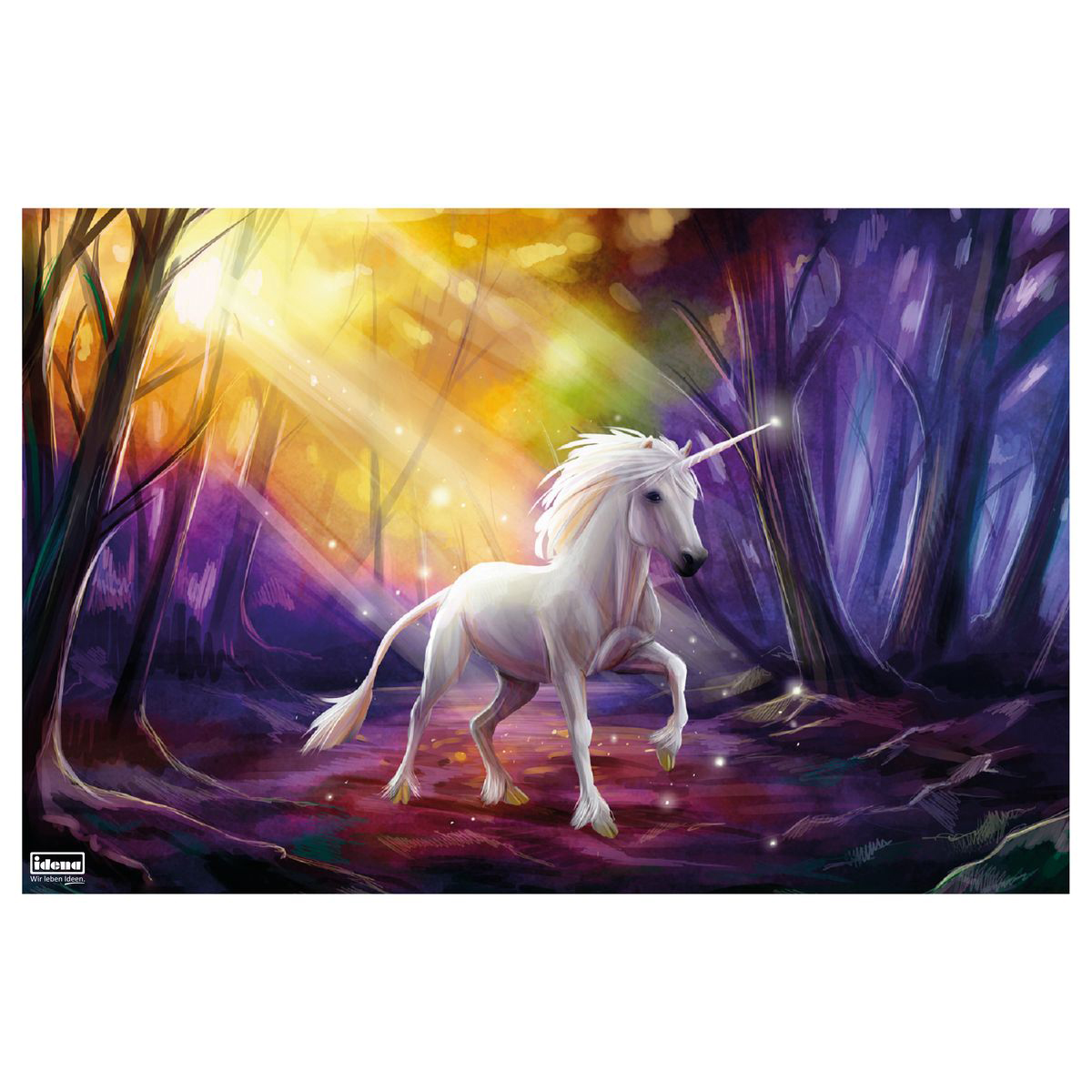 Ein einhorn in einem bunten Wald. Lichtstrahlen fallen durch die Bäume.
