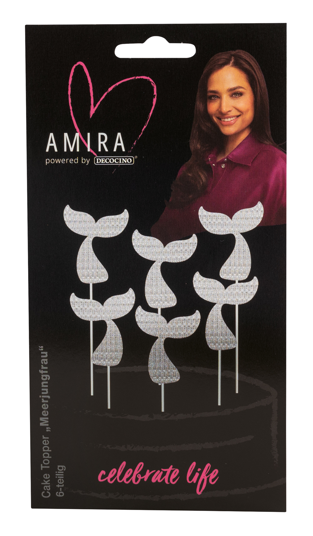 Sechs glitzernde Kuchenstecker in Form von Meerjungfrauenflossen. Verpackung mit einem lächelnden Model im Hintergrund.