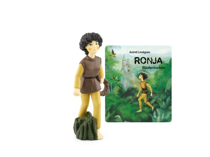 Figur eines Jungen mit lockigem Haar in brauner Kleidung. Neben ihm ein Buchcover mit dem Titel 'Ronja Räubertochter'.
