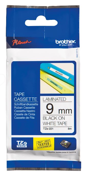 Schriftbandkassette in weißer Verpackung. Schwarz auf weißem Tape, 9 mm breit, 8 m lang.