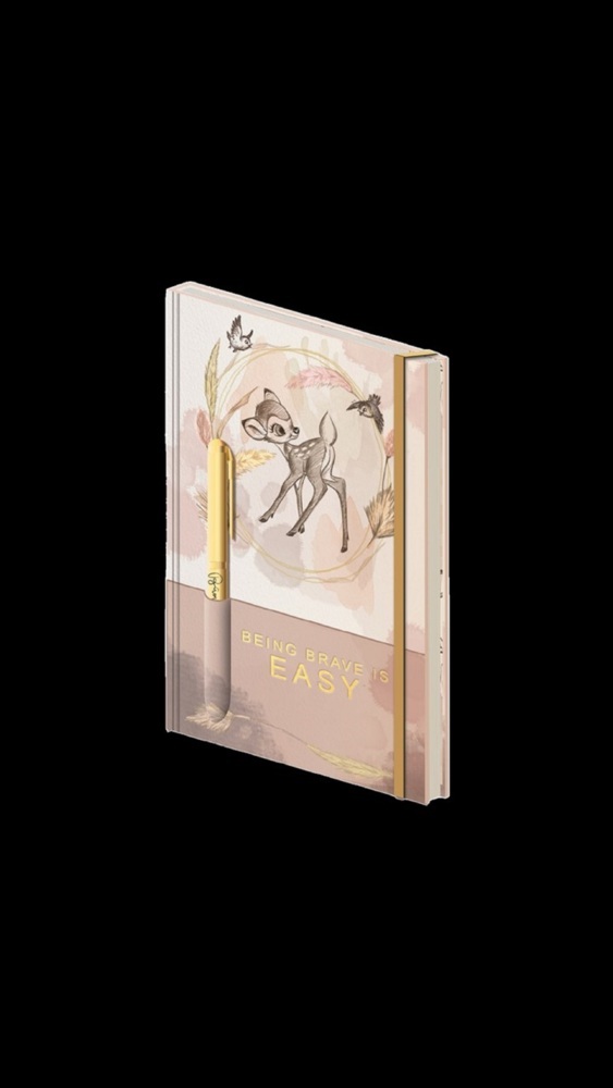 Notizbuch mit dem Titel 'Being Brave is Easy'. Auf dem Cover ist eine Zeichnung eines Rehkitzes und sanfte Farben.