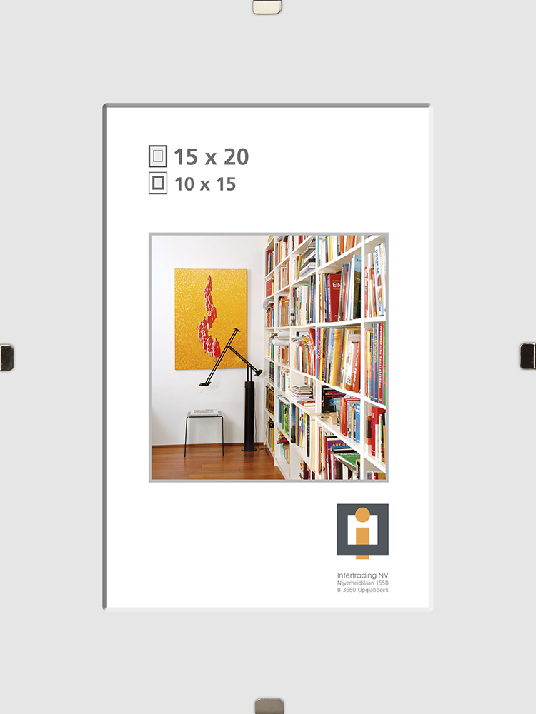Bildrahmen mit Platz für zwei Fotogrößen. Im Hintergrund eine Bücherwand und ein gelbes Kunstwerk.