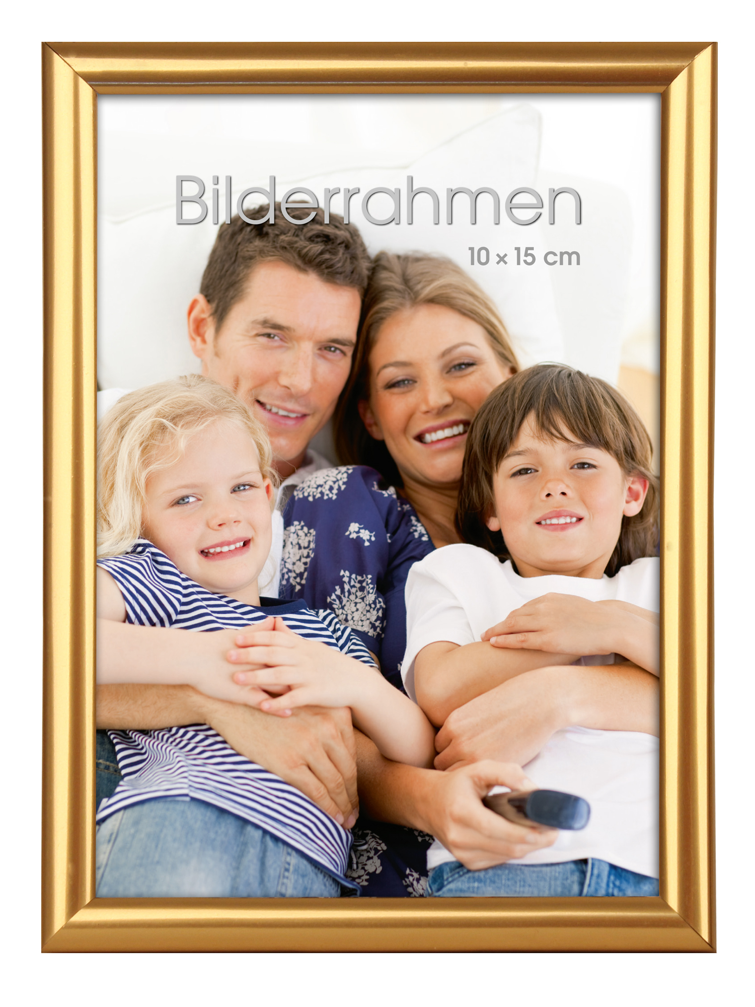 Familienfoto mit vier Personen auf einer Couch. Zwei Kinder und zwei Erwachsene lächeln in die Kamera.