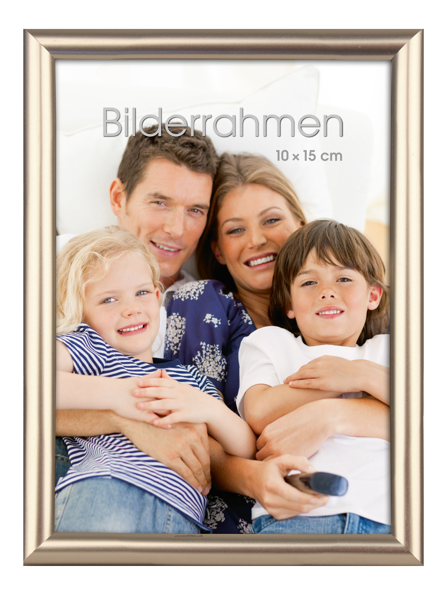 Familienfoto mit vier Personen auf einem Sofa. Zwei Kinder und zwei Erwachsene lächeln in die Kamera.