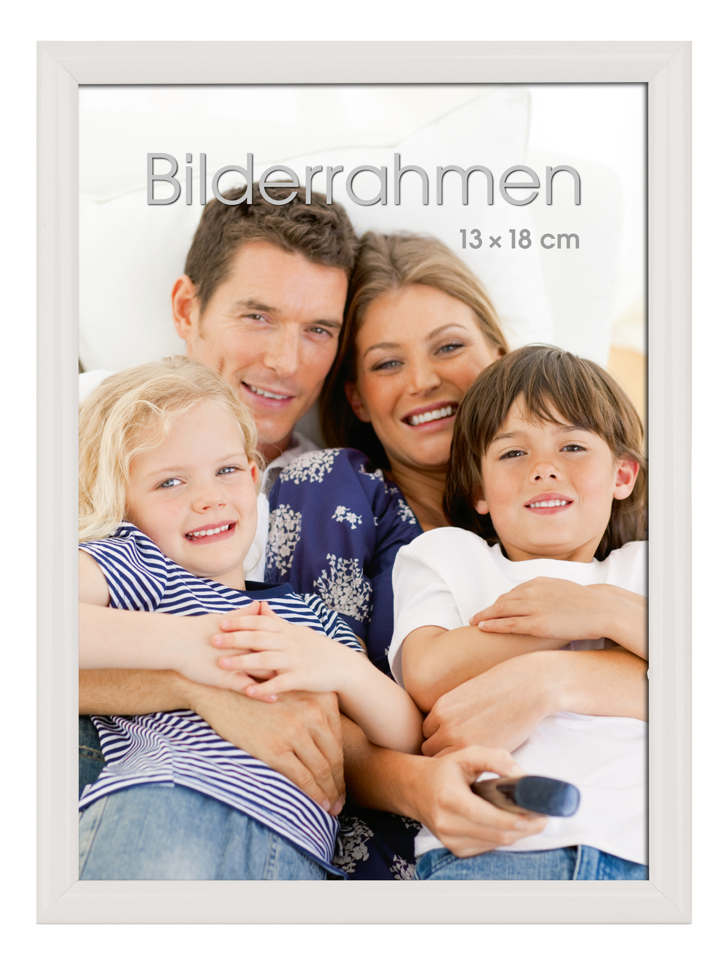 Familienfoto mit vier Personen. Lächelnde Gesichter, entspannte Pose. Kinder in gestreiften Shirts, Erwachsene in lässiger Kleidung. Sofaeinstellung.
